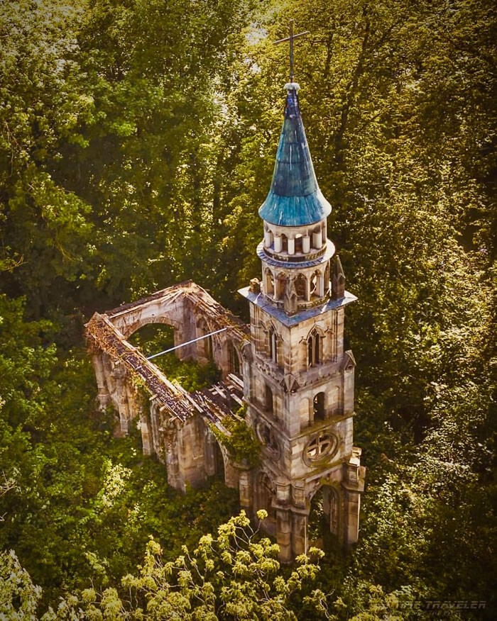 Жутко красивые заброшенные места (25 фото)