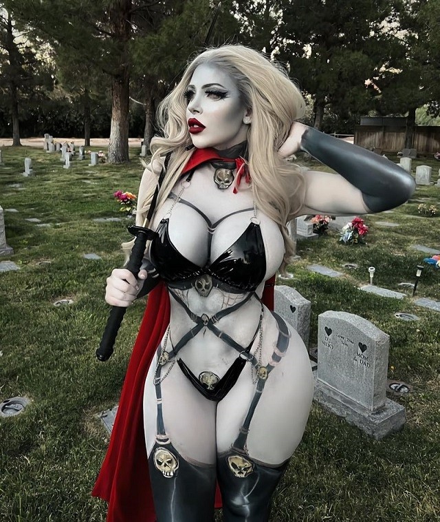 Модель Playboy Аманда Николь в горячем образе комикс-персонажа Леди Смерть (8 фото + видео)