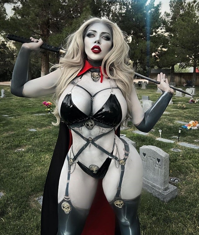 Модель Playboy Аманда Николь в горячем образе комикс-персонажа Леди Смерть (8 фото + видео)