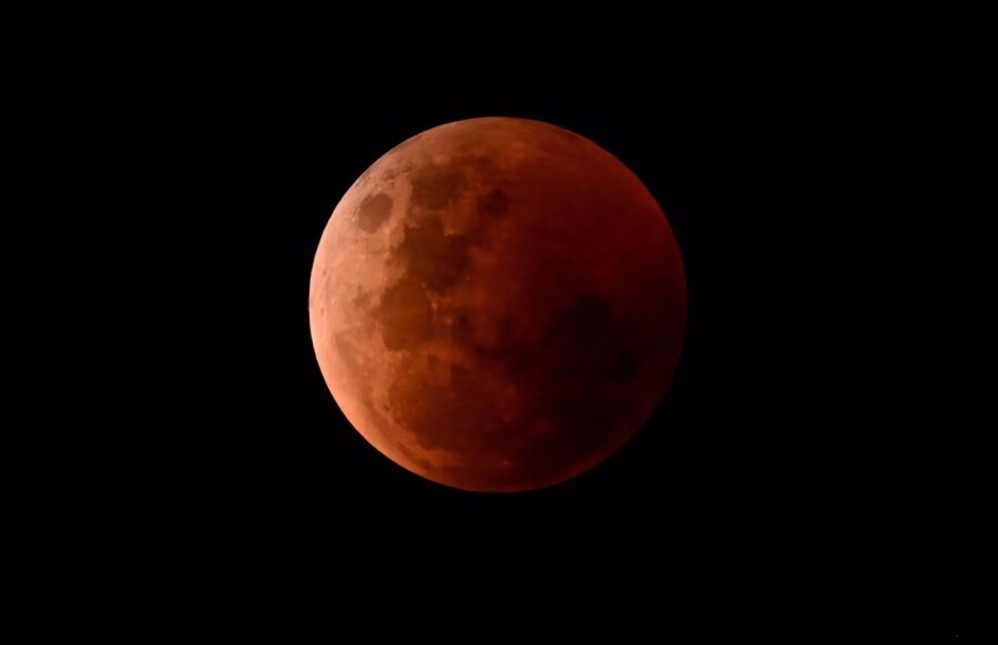 Фотографии полного лунного затмения 8 ноября 2022 года (14 фото)