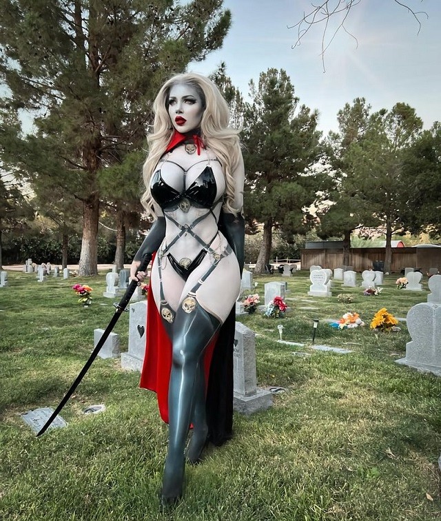 Модель Playboy Аманда Николь в горячем образе комикс-персонажа Леди Смерть (8 фото + видео)