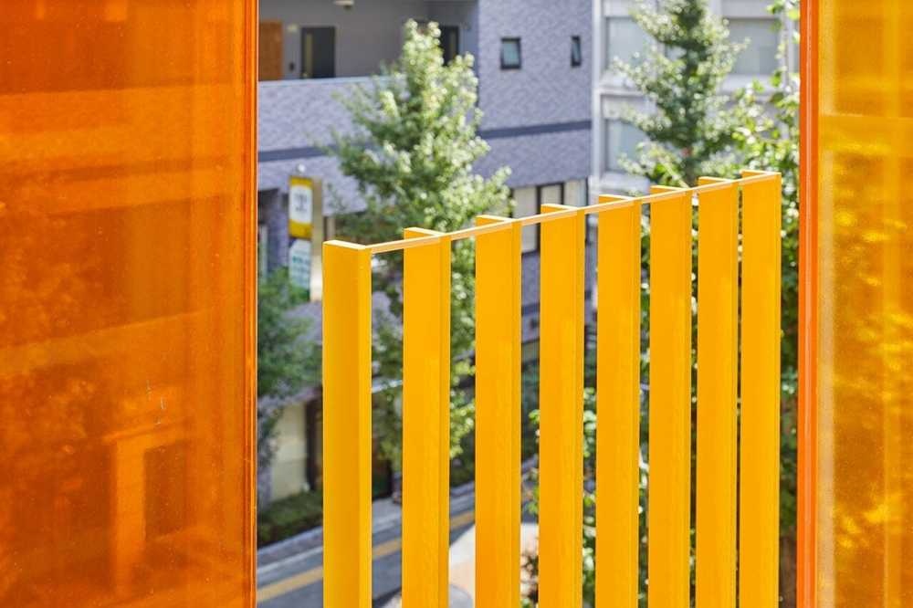 Радужное офисное здание в Токио, озаряющее улицы призматическими цветами (9 фото)