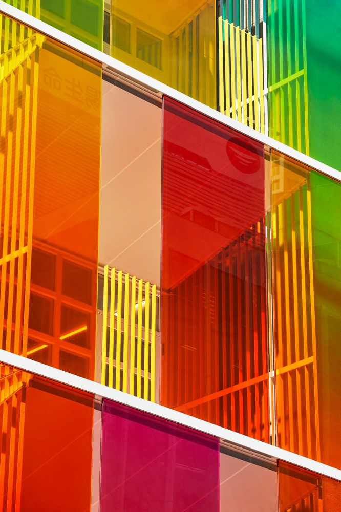 Радужное офисное здание в Токио, озаряющее улицы призматическими цветами (9 фото)